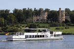 Ausflugsschiff  Roland von Berlin  auf dem Glienicker See vor dem Babelsberger Schloss, 12.08.2025