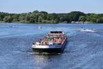 TMS  DETTMER TANK 118  (ENI 02332573 , 86 x 9,60 m) am 25.05.2026 auf dem Wendsee / Elbe-Havel-Kanal kurz vor der Seegartenbr�cke / dem Plauer See auf der Fahrt nach Berlin zum Westhafen.