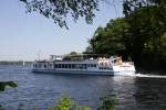 Auf dem Tegeler See hat die  Wappen von Berlin  soeben die Fhre zur Insel Scharfenberg passiert. (01.05.2009) 