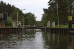 Schleuse Diemitz, Oberwasser, Müritz-Havelwasserstraße.14.05.2017 12:51 Uhr.
Die Tore öffneten sich nur für das RZ 85 des Fotografen.In der Saison sicht es hier anders aus.Verbindung Vilzsee-Großer Peetschsee, weiter zum Labussee