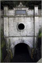 Das nördliche Portal des Schiffstunnels in Weilburg. Er unterquert den Mühlberg von Norden nach Süden und vermeidet so einen etwa zwei Kilometer langen Bogen der Lahn mit zwei Wehren. Der Tunnel wurde zwischen 1844 und 1847 errichtet und war auf die Lahnschiffe mit 31,4 m Länge und 5 m Breite ausgelegt. Er ist 195 m lang, 5,6 m breit und 6,3 m hoch, die Wassertiefe beträgt 1,75 m. 18.09.2017