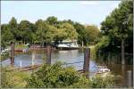 Eine Personenfhre hat in Cranz an der Este angelegt, um Passagiere aus- und einsteigen zu lassen. Die Fhre fhrt aus der Este ber die Elbe nach Blankenese. Aufnahmedatum: 19.06.2005