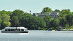 Fahrgastschiff WAKENITZ auf gleichnamigem Fluss.