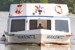 Fahrgastschiff WAKENITZ auf gleichnamigem Fluss.