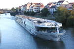 Flusskreuzfahrtschiff WILLIAM WORDSWORTH von Riviera Cruises, ENI 07002098, registriert in Basel (CH), Baujahr 2018. Auf der Regnitz in Bamberg am 04.10.2020 zwischen Ketten- und Löwenbrücke.
