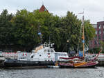 Im Bild das 1956 gebaute Lotsenversetzboot BREMERLOTSE, davor das Segelschiff DE JACHTIGE SLAK aus dem Jahr 1981.