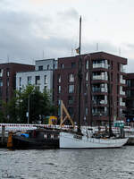 Der 1924 gebaute Haikutter ROTA und der 1910 gebaute Groninger Boltjalk VROUW TRIJNTJE sind hier zusammen im Hafen von Greifswald zu sehen.