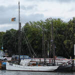 Der 1924 gebaute Haikutter ROTA und der 1910 gebaute Groninger Boltjalk VROUW TRIJNTJE sind hier zusammen im Hafen von Greifswald zu sehen. (August 2021)