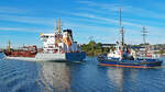 Tankschiff / Tanker HEINRICH (IMO 9242730) und Schlepper ARGUS am 07.10.2021 auf der Trave bei Lübeck-Schlutup