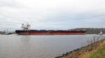 Bulk Carrier ANNA SMILE (IMO 9280770) am 11.12.2021. Die Schlepper VB RÖNNEBECK und ARGUS geben dem 225 Meter langen Massengutfrachter die erforderliche Unterstützung bei der Fahrt entlang der Trave (hier kurz nach Verlassen des Vorwerker Hafens). ANNA SMILE hat beim Rautenbergsilo Nordlandkai Gerste für den Iran geladen.