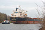 Bulk Carrier ANNA SMILE (IMO 9280770) am 11.12.2021. Die Schlepper VB RÖNNEBECK und ARGUS (dieser ist links im Bild zu sehen) geben dem 225 Meter langen Massengutfrachter die erforderliche Unterstützung bei der Fahrt entlang der Trave (hier in Höhe Teerhofinsel). ANNA SMILE hat beim Rautenbergsilo Nordlandkai Gerste für den Iran geladen.