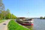 Festgemacht an der linken Moselseite kurz vor Koblenz liegt am 20. April 2022 der 39 Meter lange und 5 Meter breite Frachtkahn INARI (MMSI: 211708260). Rufzeichen: DA3420.