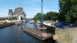 Viel Betrieb am kleinen Bauhafen fr den Neubau der U-Bahnstrecke U5 an der Spree. Im Hintergrund der Berliner Dom. Foto:24.07.2013