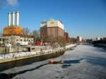 Am Ufer der  SPREE  liegt das Heizkraftwerk Berlin-Charlottenburg.