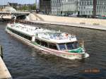 MS Spreekrone auf der Spree im Regierungsviertel am 25. 4. 2007. Die Stadtrundfahrtern auf der Spree haben wieder begonnen.