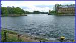 Nach knapp 400km von der Quelle am Kottmar in Sachsen mündet die Spree hier in die Havel in Berlin Spandau. Die ganz rechte Ausbuchtung mit den Schuten ist nur ein Altarm der Spree, (Ruhlebener Altarm). Rechts von der kleinen Hinweistafel dann die Spree. Die Havel kommt ganz von links in das Bild und fließt nach rechts ab. Foto:17.08.2014