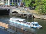 Blick auf die Spree mit dem Fahrgastschiff  MS Pergamon  der Stern- und Kreisschifffahrt GmbH, das gerade den Schlossplatz durchfahren hat, gesehen aus dem Berliner Schloss am 12.