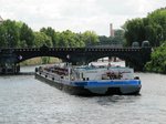 TMS Hermann Burmester (08043013 , 80 x 9m) am 07.07.2016 auf der Spree zu Berg kurz vor dem Unterqueren der Moabiter Brücke.