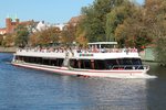 ''Spreekrone'' , Reederei Bruno Winkler, auf der Spree, im Hintergrund mit der Erlöserkirche /Wikingerufer. Berlin im Oktober 2015.