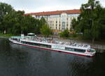 Die 'Fortuna' der Reederei Bruno Winkler aufgenommen von der Schloßbrücke in Berlin -Charlottenburg im Juli 2015.