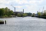 Blick vom Lindenufer in Berlin-Spandau in den Ruhlebener Altarm am 26.04.2017. Der Ruhlebener Altarm ist Teil der Spree und beherbert u.a. ein Tanklager , Zement-u. Baustoff-Fa. sowie die DIW.