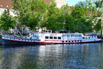 Das Ausflugsschiff Kreuz As ankert auf der Spree.