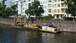 Schubboot URSUS (05612520) der Fa. Züblin mit der Arbeitsplattform ODERBRUCH (05609850) bei Böschungsarbeiten auf der Spree im Bereich der Schlossbrücke in Berlin-Charlottenburg. Auf der Arbeitsplattform ein Bagger der Fa.CAT 324 D. Foto:22.07.2018