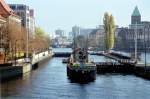 Berlin-Mitte, Mhlendammschleuse; erbaut als Stahlspundwandkammerschleuse 1936 .. 42 fr das 1000 t-Binnenschiff (Ersatz fr frhere gemauerte Schleuse); 140 m lang, 12 m breit, 3 m tief (11/2003)
