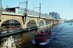 Berlin-Mitte, Lschboot der Berliner Feuerwehr auf der Spree mit Stadtbahnhof Jannowitzbrcke (11/2003)