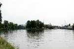 Blick von der Spreemündung auf die Spree (links) und den Ruhlebener Altarm (rechts) am 22.07.2018. Ganz hinten im Altarm ist ein Tanklager wo viele Tankschiffe ihre Ladung löschen oder Ladung aufnehmen.