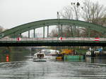Blick auf Spree und Schloßbrücke vom Schloßpark in Berlin-Charlottenburg am 20.11.2019. Auf Grund der Sanierungsarbeiten an der Brücke gibt es für die Schifffahrt Durchfahrtsbeschränkungen.