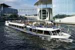 Fahrgastschiff ''KREUZBERG'' der Reederei Riedel, hier auf der Spree in Berlin (Regierungsviertel) im Oktober 2019.