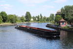 Schubverband mit Schubboot SCH 2329 (05604490 , 14,06 x 8,16m) und zwei je 32,5m langen Leichtern am 15.05.2020 , aus der Spree zu Tal kommend , bei der Einfahrt in die Havel zu Tal in Berlin-Spandau.