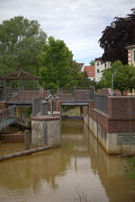 Schleuse Spremberg, deutlich ist die gelbe Färbung, die   Verockerung  der Spree zu sehen. 31.05.2020, 12:51 Uhr Spremberg.