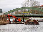 Blick auf die  SPREE / SOW  vom Schlosspark Charlottenburg zur Schlossbrücke am 13.01.2021. Am nördlichen Ufer muß die Ufermauer abgetragen und erneuert werden. Dazu wurde eine Spundwand gesetzt und das Wasser mittels angeliefertem Sand rausgedrängt.   