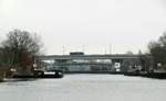 Blick auf die  SPREE in Berlin-Charlottenburg zu Berg zur gleichnamigen Schleuse am 25.01.2021. Die Schleuse macht z.Zt. zw. 12:30 - 13:30 Betriebspause , daher das entsprechende Signal. GMS  CHARLY  (05601430) lag an der Koppelstelle. 