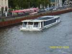 Dieses Ausflugsschiff unterquerte am 13.09.2008 die Brcke am Bahnhof Friedrichstr.