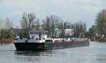TMS  DETTMER TANK 135  (04811700 , 84,99 x 9,57m) am 25.02.2025 in Berlin in der  SPREE-Mündung.