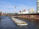 Ein Schubverband der Rhenus Logistic RSF SB-149 nähert sich hier am 13.3.2026 auf der Spree in Berlin der Michaelbrücke. Das Schubschiff hat die ENI Nr. 08355139.