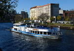 ERNST REUTER - FGS- Inland Passagier, ENI. 05600460, der Stern und Kreisschiffahrt. Hier auf der Spree in Berlin-Mitte, Oktober 2024.