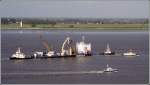 Am 29.05.2009 bot sich auf der Weser bei Bremerhaven eine interessante Szenerie. Die Barge NOSTAG 10 wird vom Schlepper CORVIN gezogen, auf dem gerade vom Lotsenboot KAPITN STOEWAHSE der Lotse abgesetzt wurde. Am Heck der NOSTAG 10 ist noch der Schlepper BREMERHAVEN im Einsatz. berholt werden alle vom Polizeiboot VISURA. 