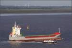 Die 1998 gebaute NINA (frherer Name: MELODY, IMO 9180841) fhrt am 24.08.2008 Weser abwrts. Sie ist 100 m lang, fast 15 m breit und hat eine GT von 3954. Heimathafen ist Rotterdam (Niederlande). Das Lotsenboot KAPITN STOEWAHSE dreht gerade ab.