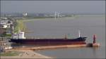 Durch die vernderte Perspektive werden die Ausmae der NOTOS (IMO 9045728) deutlicher. Sie ist 125 m lang, 16 m breit und hat eine GT von 5458. Heimathafen ist St. John's (Antigua and Barbuda). Hier verlsst sie am 23.06.2007 die Geestemndung in die Weser.