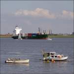 Die 1995 gebaute BALTIC TRADER (IMO 9119658) liegt am 12.08.2007 bei Nordenham-Blexen auf Reede. Sie ist 116 m lang, 19 m breit, hat eine GT von 4984 und kann 532 TEU transportieren. Heimathafen ist Winschoten (Niederlande). Sie fuhr auch schon unter den Namen: NORASIA ATTICA, ZIM NAPOLI I, ARMADA TRADER. Stephan Seelemann hat sie auf der Elbe in Fahrt festgehalten (Bild ID 1868).