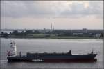 Kaum hat die ALANA (IMO 9297589) am Abend des 12.08.2009 nach einem Werftaufenthalt den Fischereihafen von Bremerhaven verlassen, hat sie auch schon das Lotsenboot KAPITN STOEWAHSE an ihrer Steuerbordseite, damit ein Lotse sie sicher Richtung Nordsee leitet.