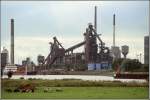Die 108 m lange AMETIST (IMO 8866761) hat beim Stahlwerk Bremen festgemacht. Rechts sind das rote und grne Molenfeuer der Schleuse Oslebshausen zu erkennen. Scan eines Dias aus dem Jahr 2004.