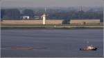 Die 1957 gebaute HUNTETUG zieht einen groflchigen Gegenstand Weser abwrts. Sie ist 21 m lang, 6 m breit und hat einen Pfahlzug von 3,9 t. Heimathafen ist Elsfleth. 15.08.2009