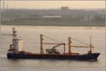 Die 1997 gebaute SKAFTAFELL (IMO 9137741) im Schein der Abendsonne des 09.08.2009 Weser abwrts fahrend. Sie ist 101 m lang, 17 m breit und hat eine GT von 4078. Sie fhrt unter der Flagge von Gibraltar.