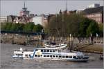 Die 1988 gebaute HANSEAT hat gerade vom Martinianleger in Bremen abgelegt und wendet auf der Weser zu einer Hafenrundfahrt. Sie ist 41 lang, 8 m breit, kann maximal Personen befrdern und wird von zwei Maschinen mit je 238 kw angetrieben. 23.05.2010