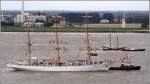 Nach dem Sail In sind in den Rahen der polnischen DAR MLODZIEZY reichlich Matrosen zu sehen, die die Segel bergen. 25.08.2010